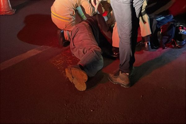 Imagem referente a notícia: Motociclista fica ferido após forte batida traseira na BR-369 em Cascavel