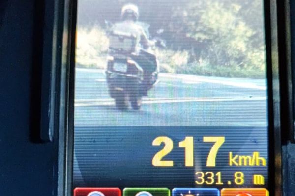 Imagem referente a notícia: Motociclista é flagrado a 217 km/h em operação na PR-317, no oeste do Paraná