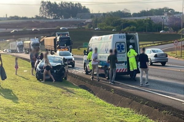 Imagem referente a notícia: Motorista sem habilitação causa colisão frontal e deixa três feridos na BR-277 em Cascavel