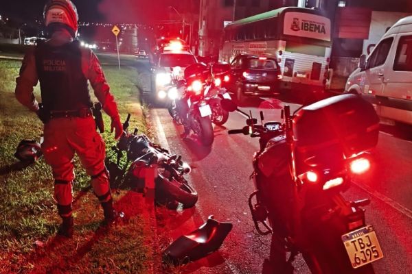 Imagem referente a notícia: Motociclista embriagado foge da PM, causa acidente e acaba preso em frente à FAG; Veja o momento da fuga