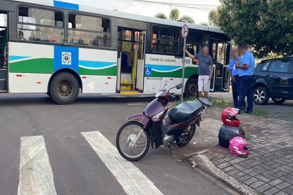 Acidente entre moto e ônibus deixa duas pessoas feridas no Bairro Cascavel Velho