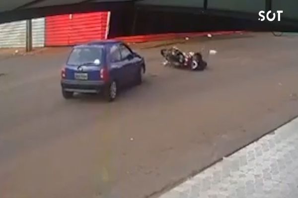 Imagem referente a notícia: Motociclista é arremessado após colisão com carro no cruzamento das ruas Europa e Havana