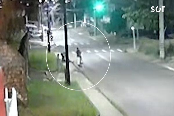 Imagem referente a notícia: Câmeras flagram momento em que homem é morto a pedradas no Bairro Periolo em Cascavel