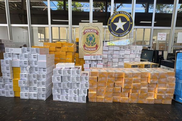 Imagem referente a notícia: Operação conjunta da Receita Federal e Polícia Federal apreende R$1,5 milhão em eletrônicos ocultos em carga de frangos congelados