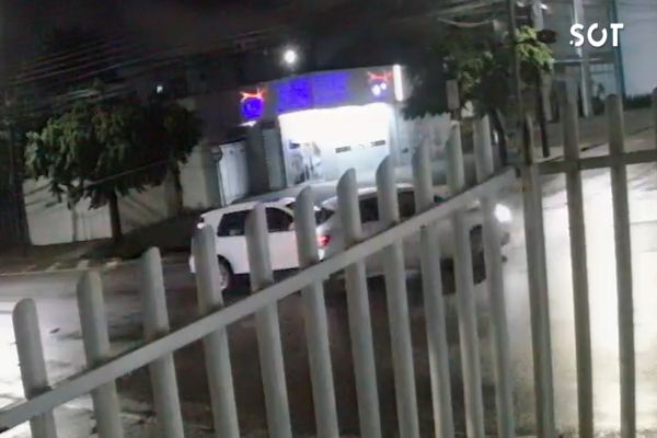 Imagem referente a notícia: Câmera flagra colisão entre dois carros no centro de Cascavel