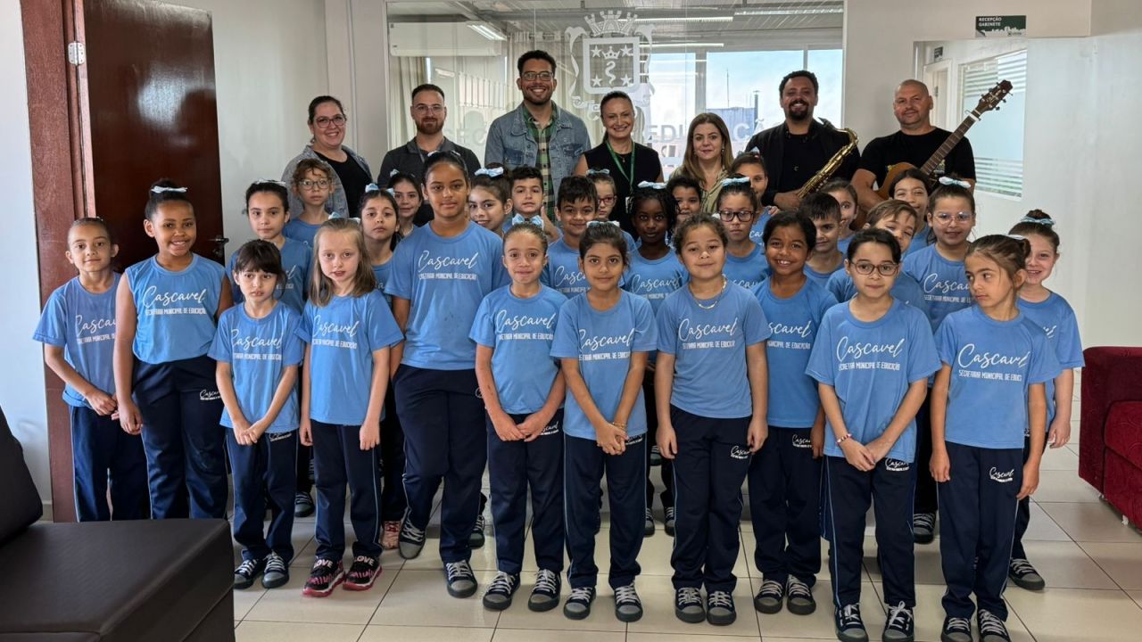 Professores da rede Municipal de educação recebem homenagens em alusão à data