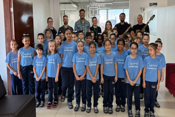 Imagem referente a notícia: Professores da rede Municipal de educação recebem homenagens em alusão à data