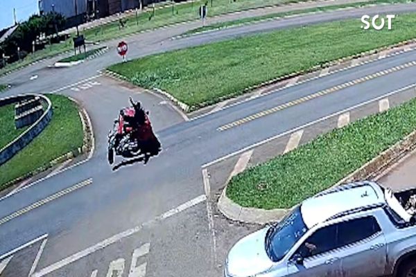 Imagem referente a notícia: Câmera flagra impacto entre moto e carro na BR-277 em Santa Tereza do Oeste