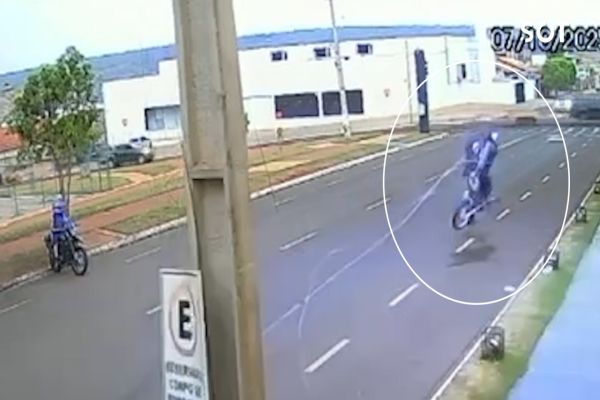 Imagem referente a notícia: Motociclista é lançado no ar ao se enroscar em fiação solta em Jataí