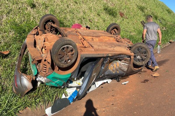 Imagem referente a notícia: Polo carregado com vacinas capota após colisão na PRC-467 em Cascavel