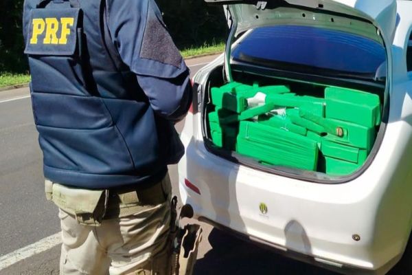 Imagem referente a notícia: Casal é preso com 400 kg de maconha em HB20 na cidade de Guaraniaçu