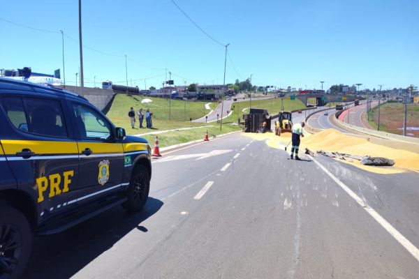 Imagem referente a notícia: Carreta tombada, espalha toneladas de Soja e paralisa parcialmente o Trevo Cataratas em Cascavel