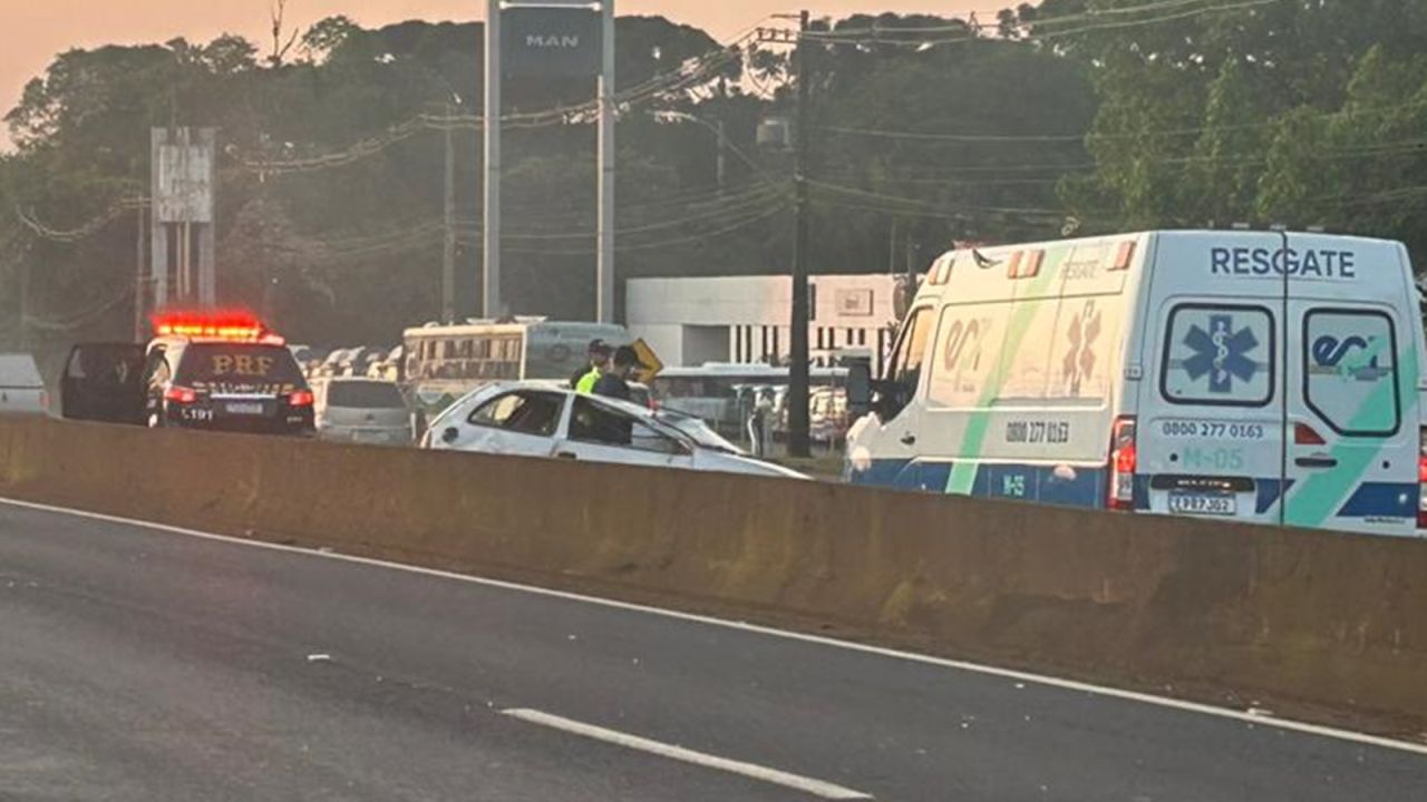 Carro capota na BR-277 em Cascavel e deixa o trânsito caótico por quase uma hora