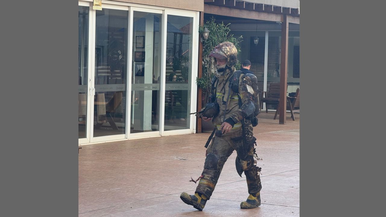 Herói em Chamas: Sargento do Corpo de Bombeiros se fere gravemente ao salvar mulher em incêndio no bairro Country