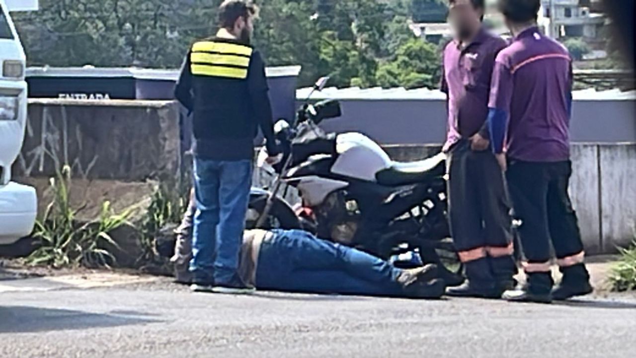 Motociclista fica ferido após violenta colisão com carro em Cascavel