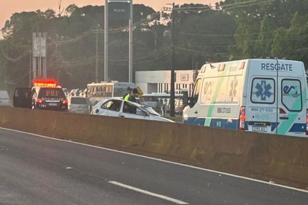 Imagem referente a notícia: Carro capota na BR-277 em Cascavel e deixa o trânsito caótico por quase uma hora