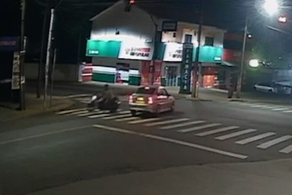Imagem referente a notícia: Imagens mostram momento exato de acidente entre carro e moto no Bairro Floresta em Cascavel