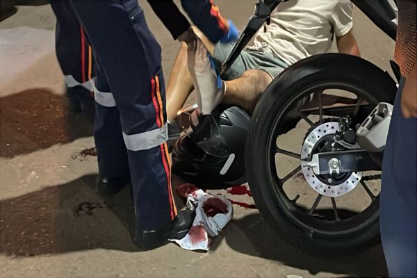 Imagem referente a notícia: Acidente entre carro e moto deixa homem ferido no Bairro Floresta em Cascavel