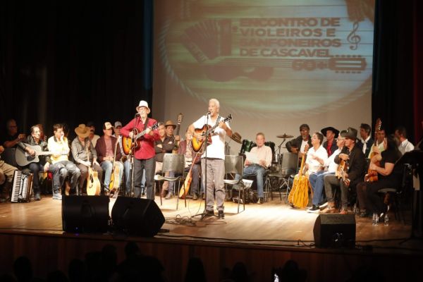Cascavel celebra a tradição musical com exposição e encontro de violeiros e sanfoneiros