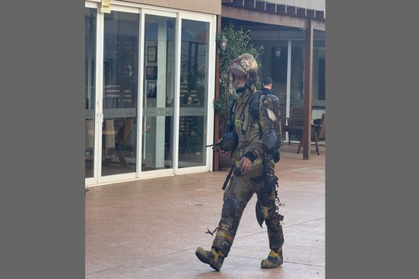 Herói em Chamas: Sargento do Corpo de Bombeiros se fere gravemente ao salvar mulher em incêndio no bairro Country