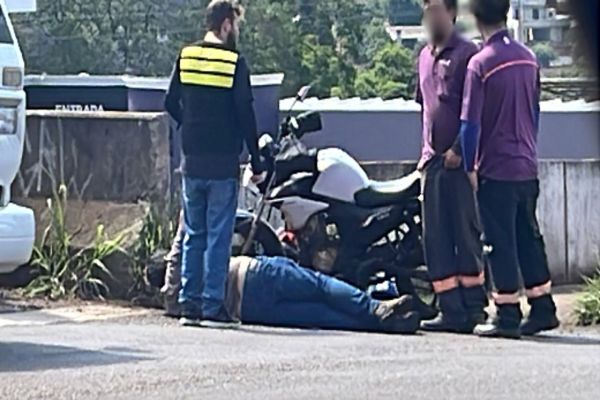 Motociclista fica ferido após violenta colisão com carro em Cascavel