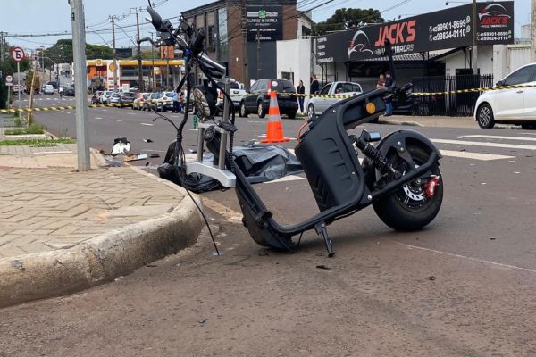 Imagem referente a notícia: Tragédia: Adolescente de 15 anos morre em violento acidente entre scooter e caminhonete na Av. Carlos Gomes em Cascavel
