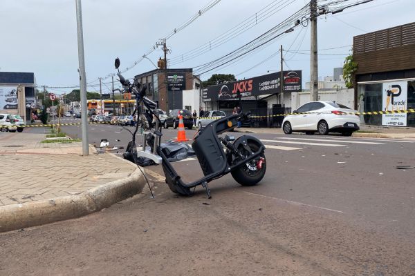Imagem referente a notícia: Tragédia no Centro de Cascavel: Adolescente de 15 anos morre em violento acidente entre scooter e caminhonete