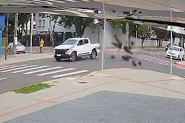 Imagens fortes: Câmera de segurança registraram o momento em que uma caminhonete atinge adolescente na Av. Carlos Gomes