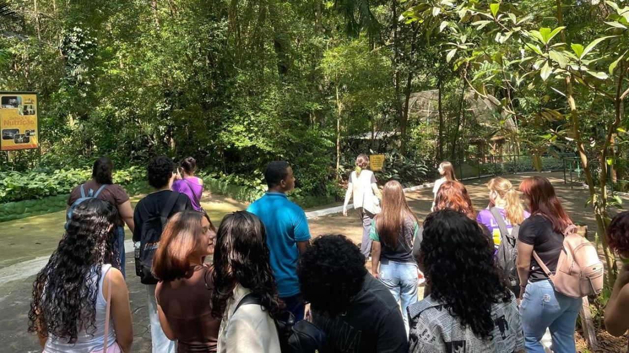 Adolescentes atendidos pelo CAPSi de Toledo fazem visita guiada ao zoo de Cascavel