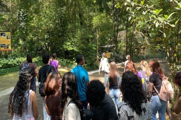 Adolescentes atendidos pelo CAPSi de Toledo fazem visita guiada ao zoo de Cascavel
