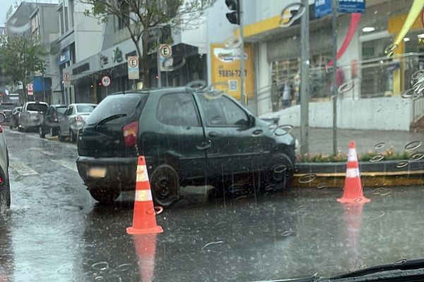 Colisão entre carro com bebê recém-nascido e ônibus mobiliza equipes de socorro no centro de Cascavel