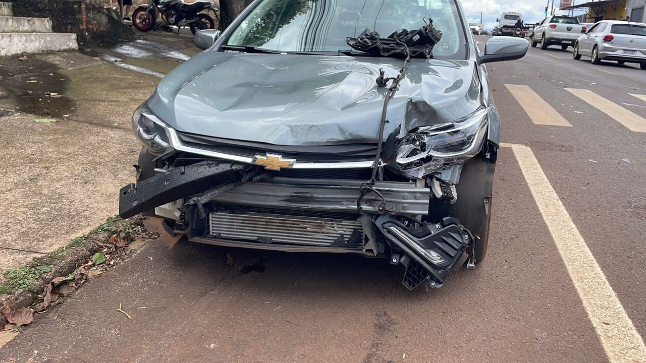 Colisão violenta entre carro e moto deixa homem gravemente ferido no Jardim Santa Mariana em Cascavel