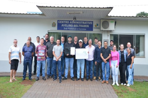 Imagem referente a notícia: Corbélia assina contrato para execução de pavimentação asfáltica na Vila da Escuridão, no distrito da Penha