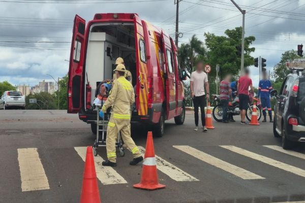 Imagem referente a notícia: Motociclista fica ferido em colisão com carro no Bairro São Cristóvão, em Cascavel