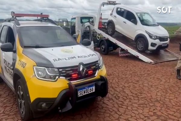 Imagem referente a notícia: Carro furtado é recuperado na PR-180 em Cascavel e dois homens acabam presos