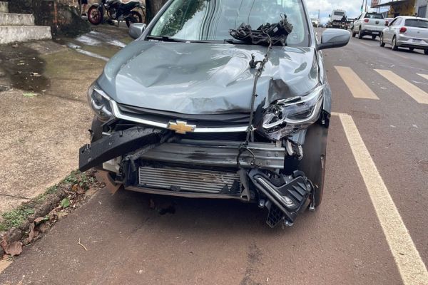 Colisão violenta entre carro e moto deixa homem gravemente ferido no Jardim Santa Mariana em Cascavel