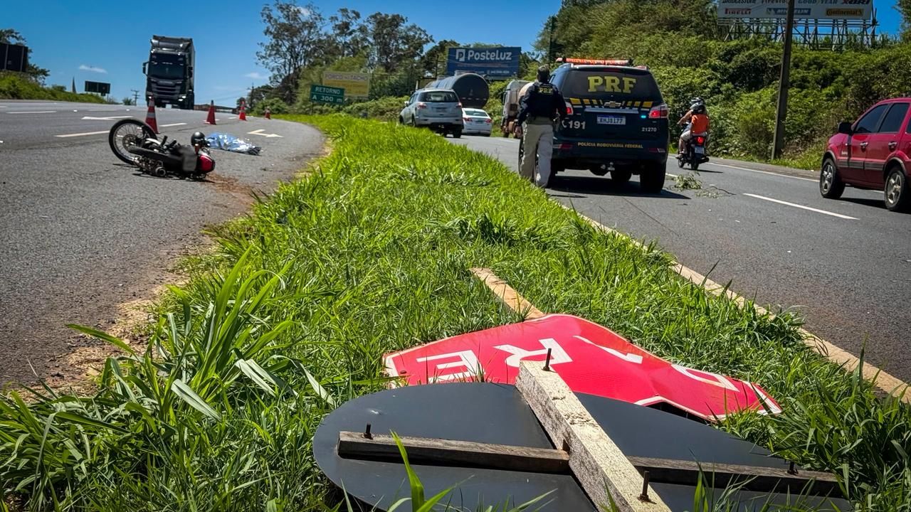 Motociclista de 75 anos morre em grave acidente ao tentar cruzar rodovia em ponto proibido na BR-376