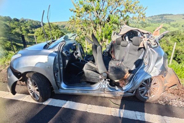 Imagem referente a notícia: Homem morre e três ficam feridos em grave acidente na PR-317 entre São José das Palmeiras e Ouro Verde do Oeste