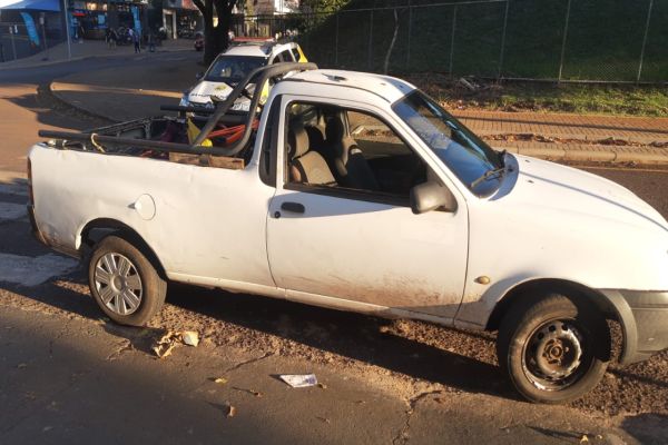 Imagem referente a notícia: Ford Courier furtado no Bairro Floresta é recuperado com suspeitos e bicicletas em Cascavel