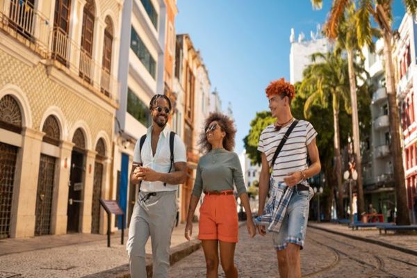 Imagem referente a notícia: Turismo brasileiro cresce 6% em 2025 e alcança 15 meses seguidos de alta