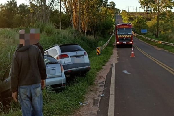 Imagem referente a notícia: Colisão entre dois Palios deixa homem ferido na PR-490 em Altônia