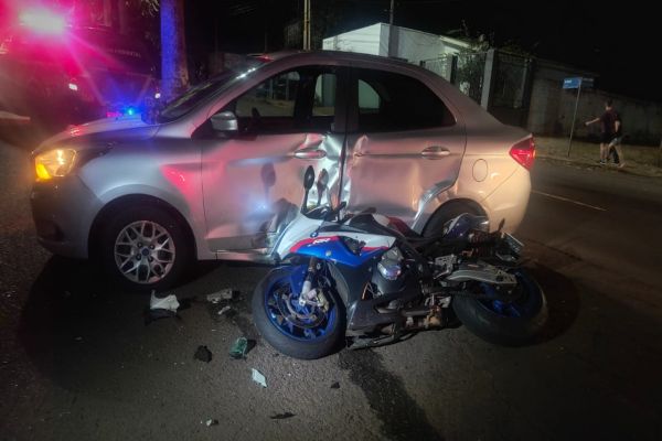Imagem referente a notícia: Motociclista perde parte do dedo do pé em grave colisão na Avenida Brasil, em Cascavel