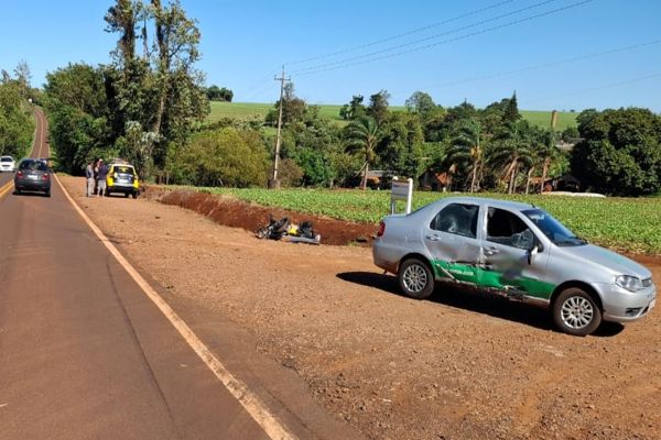 Imagem referente a notícia: Tragédia na PR-239: colisão entre carro e moto deixa um morto e dois feridos em Quatro Pontes