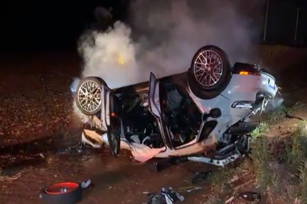 Porsche de luxo capota e pega fogo em grave acidente na BR-467 em Cascavel