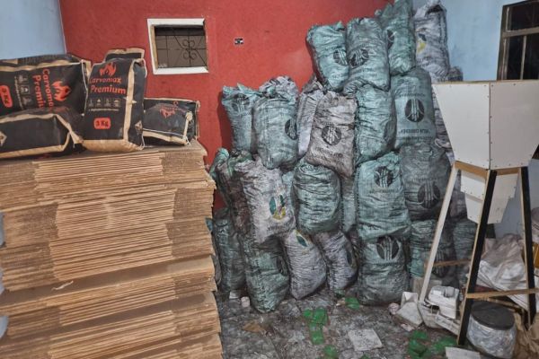 Operação conjunta da PF, PM e Receita Federal apreendem cigarros e carvão contrabandeados próximos ao Marco das Três Fronteiras