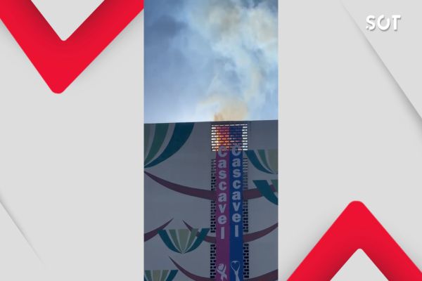 Fumaça assusta moradores e mobiliza bombeiros em hotel no centro de Cascavel