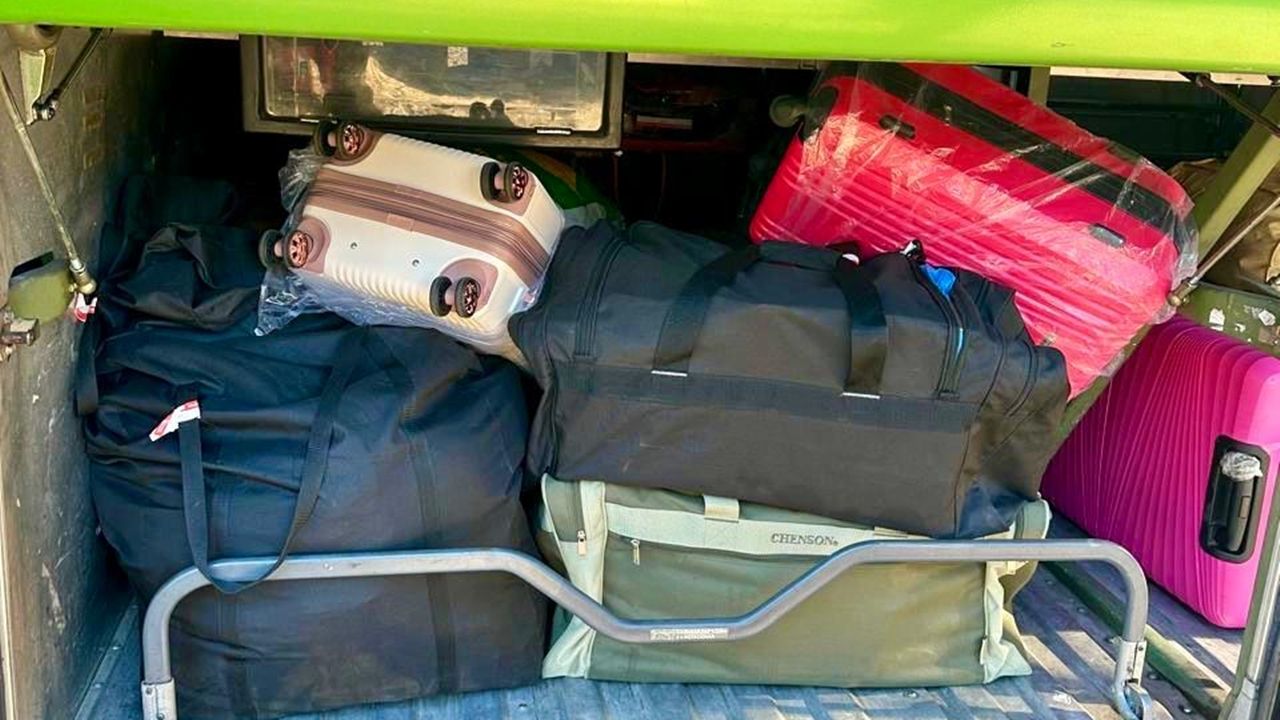 Receita Federal apreende eletrônicos descaminhados e mais de 45 kg de maconha escondidos em compartimentos de bagagem