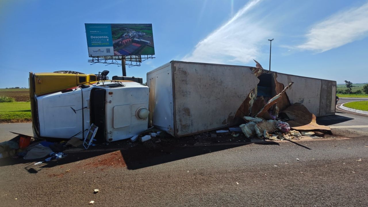 Caminhão tomba em trevo da PR-497 e motorista de 68 anos sofre ferimentos leves em Itaipulândia