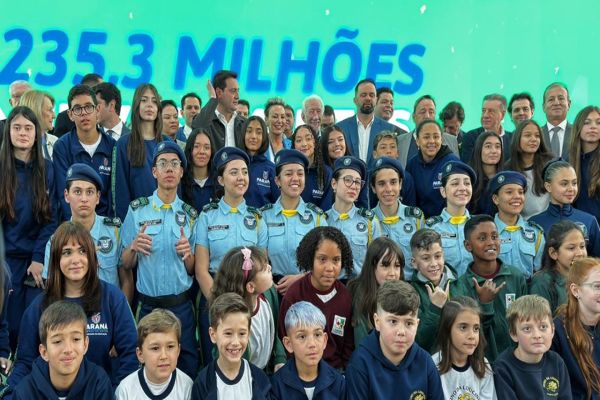 Imagem referente a notícia: Ratinho Junior anuncia reformas em 94 escolas, incluindo Cascavel e região
