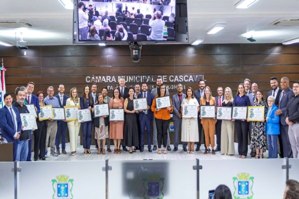 Câmara de Cascavel faz tarde de emoção e reconhecimento em homenagem aos professores